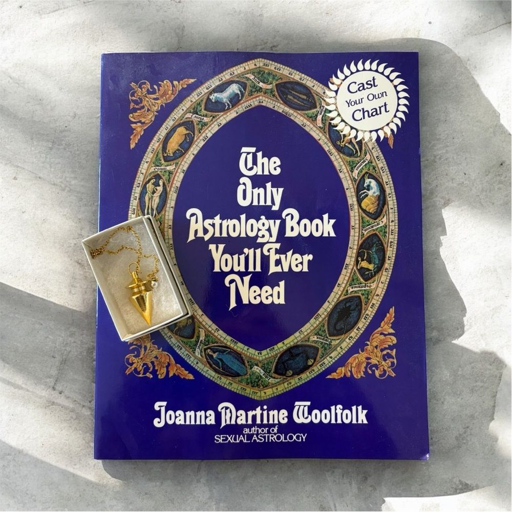 Bundle ”The Only Astrology Book You'll Ever Need” + Spiritual Pendulum